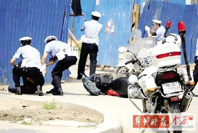 　一名歹徒被抓獲，另一名歹徒持槍劫持了一名門衛(wèi)。