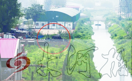 　彩虹橋西南側(cè)有一個大型地溝油加工窩點(diǎn)，廢水流入旁邊的排水渠。