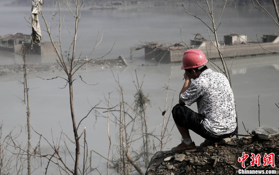 7月14日，四川綿陽，在水下沉寂了5年多的北川漩坪鄉(xiāng)浮出水面，如海市蜃樓飄浮在堰塞湖水面，回來看自己