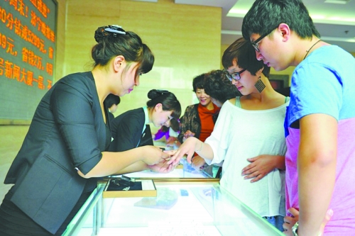 在北上廣等一線城市，鉆戒價格與國際接軌，價格不高，引發(fā)市民搶購潮。