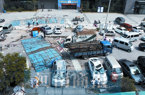 昨日上午，事發(fā)現(xiàn)場(chǎng)仍停有多輛被砸變形的汽車