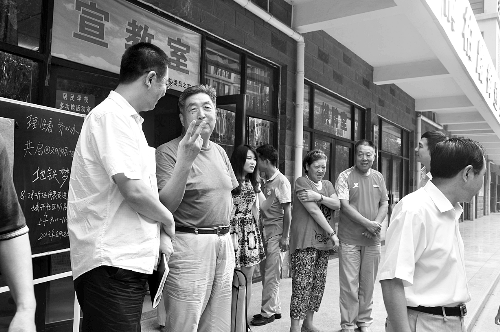 盧法舜（左二）伸出兩根手指，建議實(shí)行2元通票制。