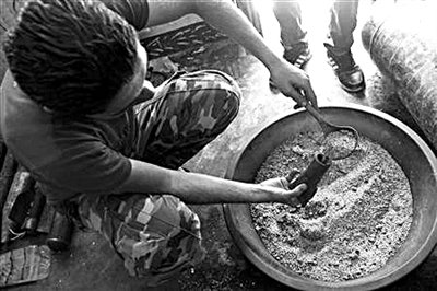 10日，敘反對(duì)派人員正在制作武器。