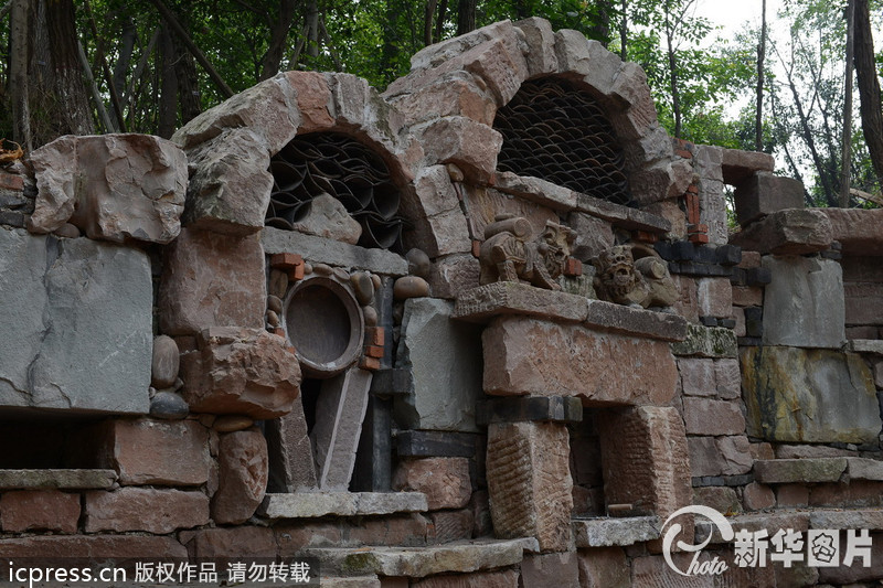 2013年9月23日，有網(wǎng)友近日?qǐng)?bào)料重慶一所大學(xué)正在修建稀奇古怪的校大門