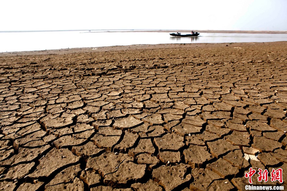 10月28日，在江西省都昌縣印山附近水域拍攝的龜裂的鄱陽湖湖床。