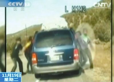 雷爾與警察爭(zhēng)執(zhí)，費(fèi)雷爾兒子下車試圖保護(hù)媽媽。