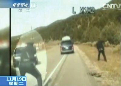 費(fèi)雷爾駕車逃走，警察連開數(shù)槍。央視截圖