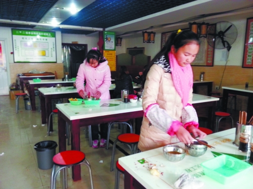 參加體驗(yàn)的兩名學(xué)生成功“入職”后,開始收拾餐桌。