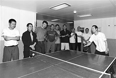 5日，“雪龍”號上的科考隊員在進行乒乓球比賽。新華社發(fā)