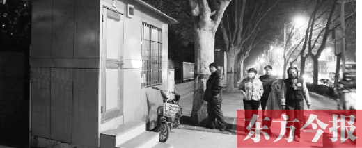1月13日晚9點30分，鄭州市綠城廣場內的公廁依然開放