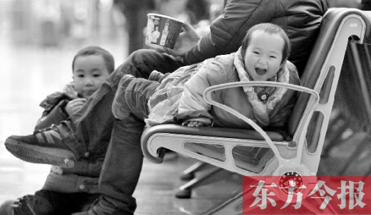 鄭州東站候車(chē)長(zhǎng)椅上，哈哈，馬上回家過(guò)年有禮物收了