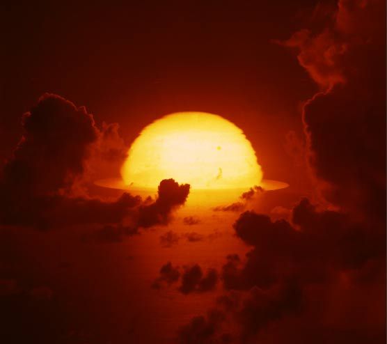 1961年，南太平洋上空，氫彈爆炸后的大火球開始擴散。