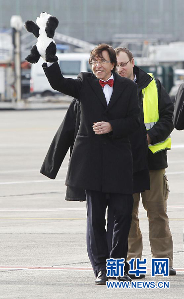2月23日，在比利時(shí)首都布魯塞爾的國家機(jī)場(chǎng)，比利時(shí)首相迪呂波手舉熊貓玩具歡迎大熊貓“星徽”和“好好”