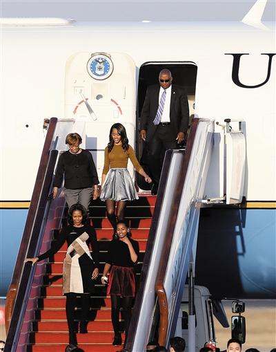 昨日下午5時(shí)30分，美國(guó)第一夫人米歇爾走出專機(jī)艙門，抵京開始訪華。與其一同來訪的家庭成員還有她的母親