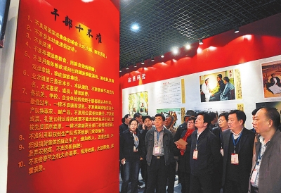 　　干部群眾在蘭考參觀焦裕祿紀念館（3月20日攝）。新華社發(fā)