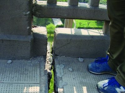 圖為大橋17號墩處橋面裂縫。梅建明 攝