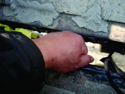 圖為大橋17號墩處橋面裂縫。梅建明 攝