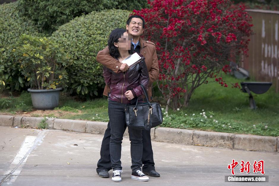 4月8日，劫持者與警方對峙。