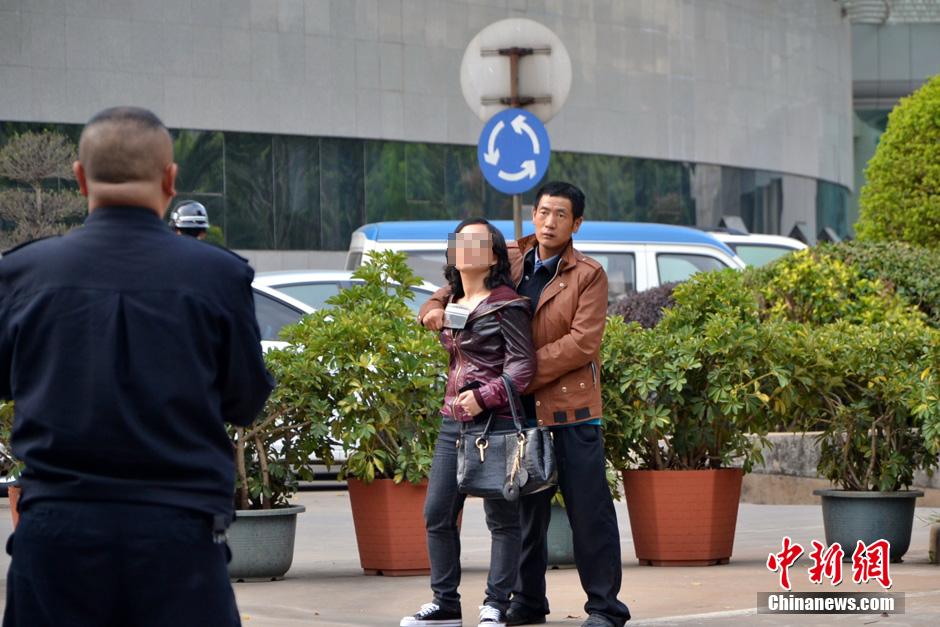 圖為劫持者與警方談判中。