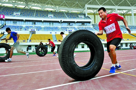 8月15日，運動員們正在進行推輪胎賽跑。