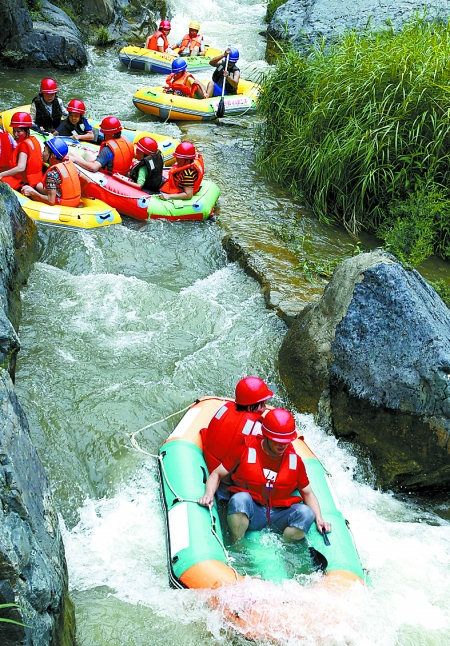 8月16日，游客在盧氏縣豫西大峽谷景區(qū)進行漂流比賽。