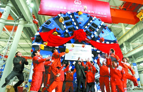 1月3日，由中鐵裝備公司設(shè)計(jì)制造的2臺(tái)中國中鐵盾構(gòu)在鄭州正式下線