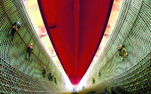 2月27日，南水北調(diào)中線鄧州湍河渡槽工程建設者在槽體內(nèi)扎鋼筋。