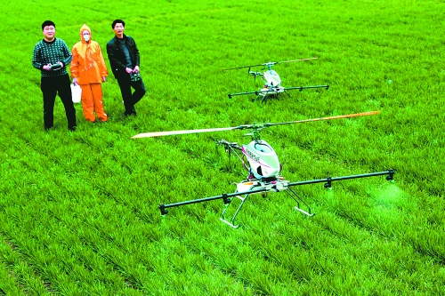 無(wú)人作業(yè)機(jī)一分鐘可為一畝地噴一升藥。