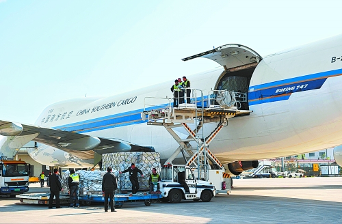 南航747貨機(jī)在鄭州機(jī)場(chǎng)裝載蘋果公司的電子產(chǎn)品 王 錚 楊現(xiàn)利 攝