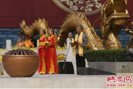 中華炎黃文化研究會(huì)會(huì)長許嘉璐宣讀拜祖大典拜祭文。映象網(wǎng)記者 邵恰 攝