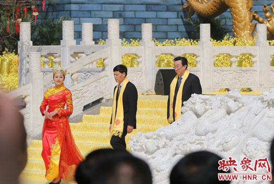 　河南省委書記、省人大常委會(huì)主任郭庚茂，河南省省長謝伏瞻敬獻(xiàn)花籃。映象網(wǎng)記者 邵恰 攝