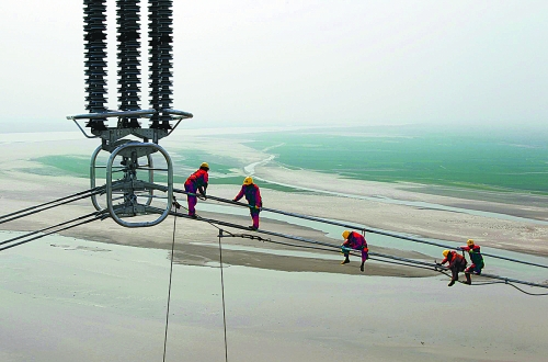 　4月16日，世界上最長的哈密南—鄭州±800千伏特高壓輸電跨黃工程全部完工，哈鄭特高壓工程對推動中