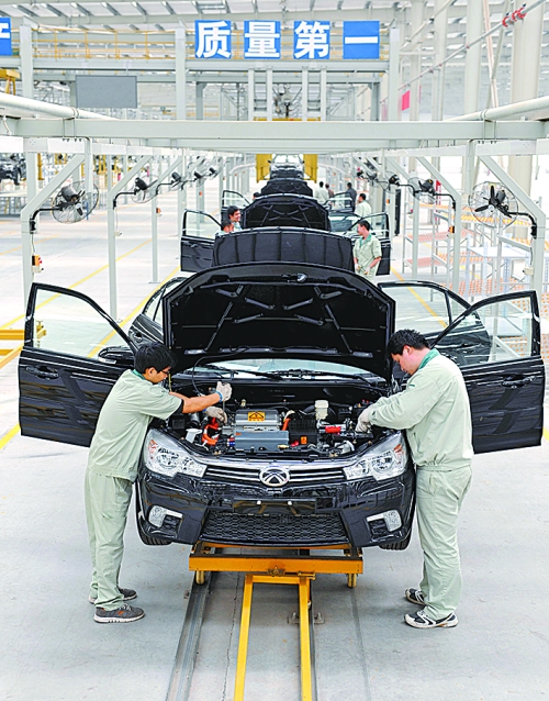 　　4月16日，新鄉(xiāng)市新能電動(dòng)汽車有限公司的工作人員在電動(dòng)汽車生產(chǎn)流水線上作業(yè)。目前，新鄉(xiāng)現(xiàn)有規(guī)模以