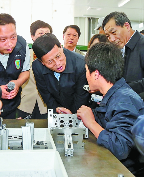 4月24日，省委副書(shū)記、省長(zhǎng)謝伏瞻在濟(jì)源虎嶺產(chǎn)業(yè)集聚區(qū)考察。