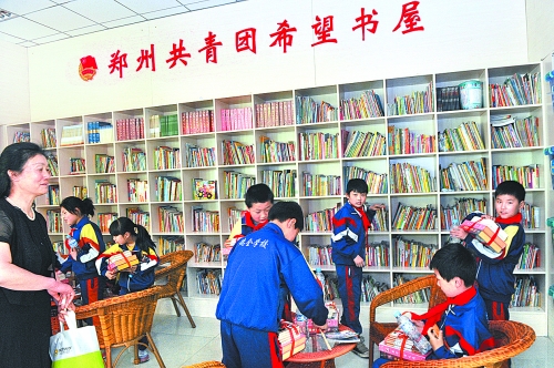 5月3日，來自貧困家庭的孩子在“雷鋒超市”拿到了心愛的圖書。