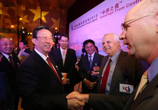 3月24日晚，省委書記、省長郭庚茂在參加中國發(fā)展高層論壇“中原之夜”活動時與外商親切握手交談。