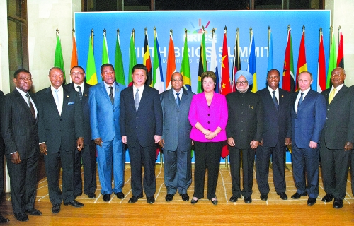 　3月27日，國家主席習(xí)近平在南非德班出席金磚國家領(lǐng)導(dǎo)人與非洲國家領(lǐng)導(dǎo)人對話會。這是與會領(lǐng)導(dǎo)人集體合