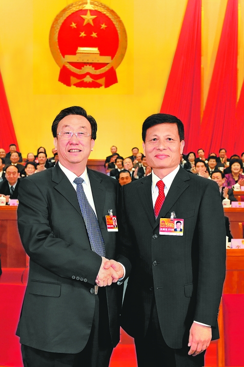 4月2日上午，新當(dāng)選的省人大常委會(huì)主任郭庚茂與新當(dāng)選的省人民政府省長(zhǎng)謝伏瞻親切握手。郭宇 董亮 攝