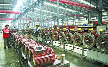 8月9日，南陽微特防爆電機有限公司員工生產(chǎn)出口訂單產(chǎn)品。