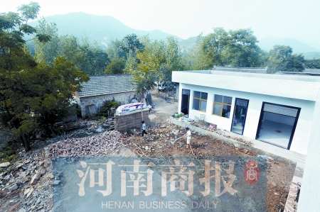 新校舍旁邊，是徐云玲和學(xué)生們用了多年的石頭校舍 河南商報(bào)記者 鄧萬(wàn)里/攝