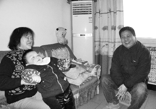 恩人找到了、飯碗保住了，張新明（右）與原竹青都開心地笑了。