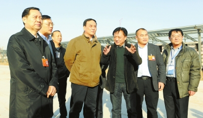 　　鄭州手拉手集團(tuán)董事長(zhǎng)賈長(zhǎng)明（右三）向省農(nóng)業(yè)廳廳長(zhǎng)朱孟洲（右四），省政府副秘書(shū)長(zhǎng)、省政府駐京辦主任