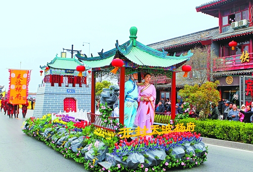 2013中國(開封)清明文化節(jié)舉行大巡游活動。記者 鄧放 攝