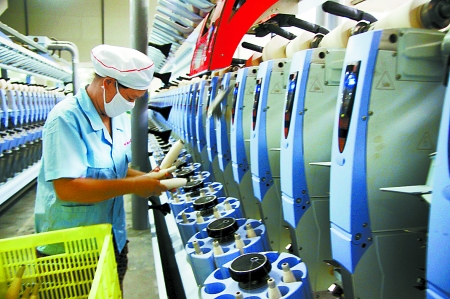 7月3日，在鄧州市永泰棉紡有限公司電腦控制全自動(dòng)紡紗車間，紡織工人正在生產(chǎn)棉紗。