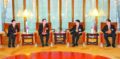 　3月24日，國務院發(fā)展研究中心主任李偉在北京會見了前來出席中國發(fā)展高層論壇“中原之夜”活動的河南省