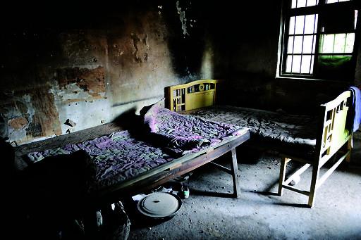 姐妹倆的臥室長期不通風，又潮又悶