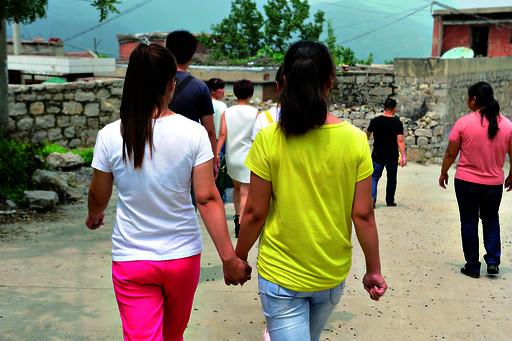 送記者離開時，姐妹倆一直手牽著手