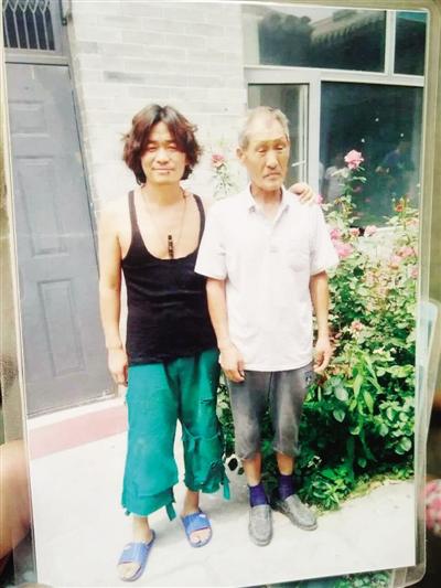 拍片間隙，王寶強(qiáng)與楊林貴在片場合影