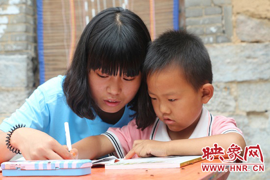 新醫(yī)學子三進太行山關愛留守兒童 新醫(yī)學子三進太行山關愛留守兒童