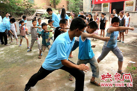 實(shí)踐隊(duì)員在教授孩子們“中國(guó)功夫”